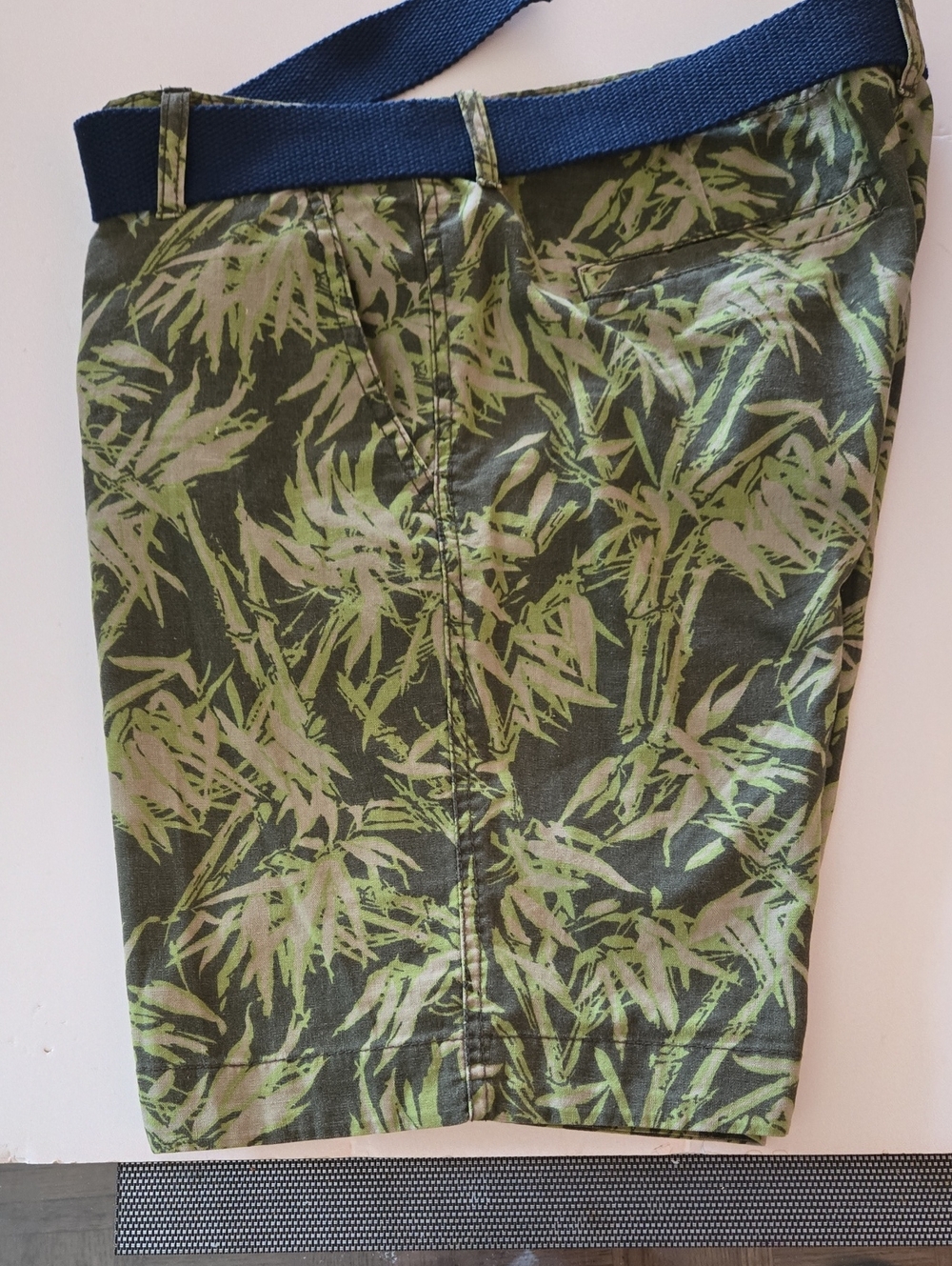 Aeropostale Green Palm Print Men's Shorts - Size 33 - Like New